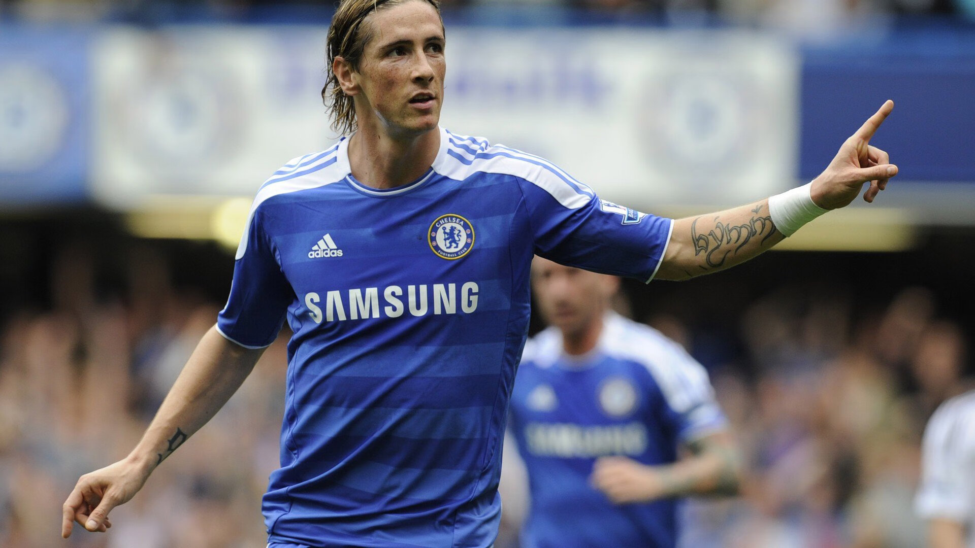 足球比赛现场掌声不断，气氛热烈，足球比赛现场掌声不断,气氛热烈怎么形容